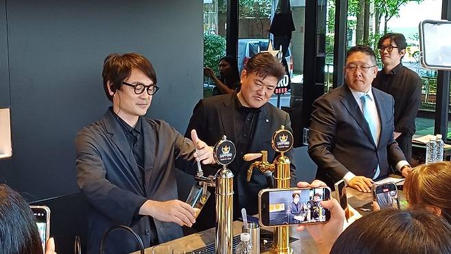 지난 11일 서울 성수동 삿포로 프리미엄 비어스탠드에서 타나베 토시히로 삿포로 맥주 매니저(왼쪽 첫번째)가 생맥주를 직접 따르고 있다. 사진=이환주 기자