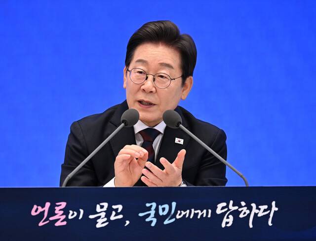 이재명 대통령이 7월3일 서울 종로구 청와대 영빈관에서 열린 취임 첫 공식 기자회견 ‘대통령의 30일, 언론이 묻고 국민에게 답하다’에 참석해 기자들의 질문에 답하고 있다. 대통령실사진기자단