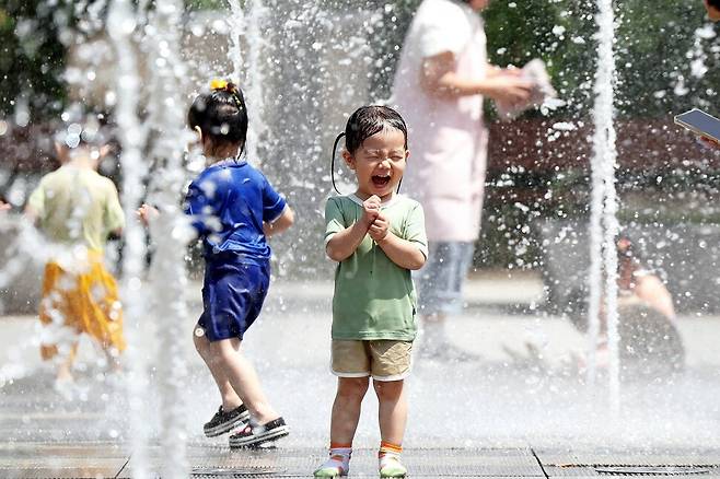 엿새째 폭염특보가 이어지고 있는 2일 광주 북구 신용근린공원 바닥분수광장에서 아이들이 물놀이를 즐기고 있다. 연합뉴스