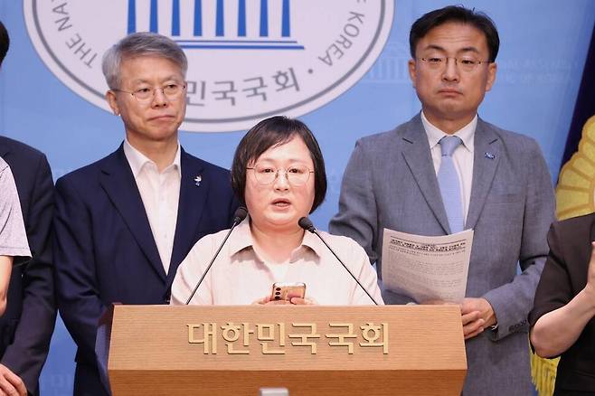 지난 10일 국회에서 열린 기자회견에 참석한 고 양회동 민주노총 건설노조원의 아내 김선희씨가 발언하고 있다. 신장식 의원 제공