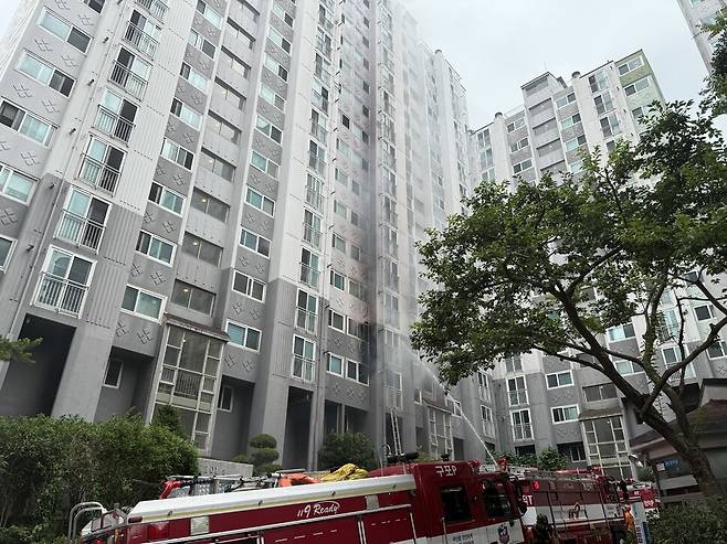 부산 북구 만덕동 ㅅ아파트 2층에서 불이 나자 소방서가 물을 뿌리고 있다. 부산시소방재난본부 제공