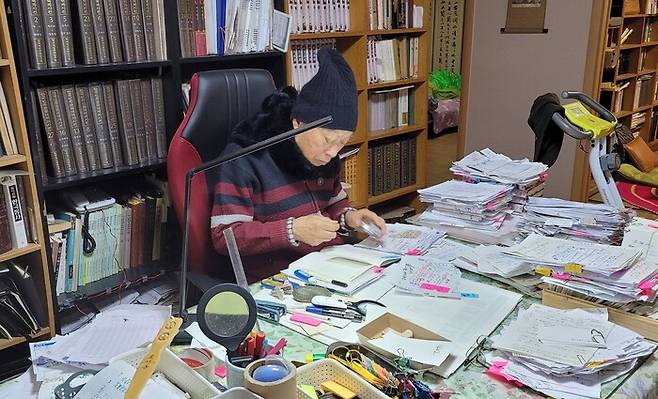 고인이 3년 전 구순의 나이에 연구하는 모습. 심규호 교수 제공