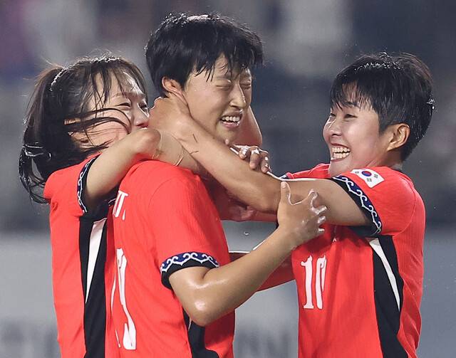 정다빈이 13일 열린 일본과의 경기에서 동점골을 넣고 장슬기, 지소연 등 언니들의 축하를 받고 있다. 연합뉴스