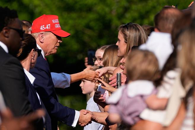 도널드 트럼프 미국 대통령이 독립기념일 249주년을 맞은 2025년 7월4일 백악관 앞마당에서 현역 장병과 군인 가족을 만나 악수하고 있다. EPA 연합뉴스