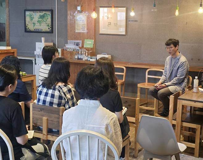 김진해 경희대 교수가 2025년 6월21일 한겨레신문사에서 \'무적의 글쓰기\' 코너 애독자들에게 연재를 마치는 인사를 전하고 있다. 손고운 기자 songon11@hani.co.kr