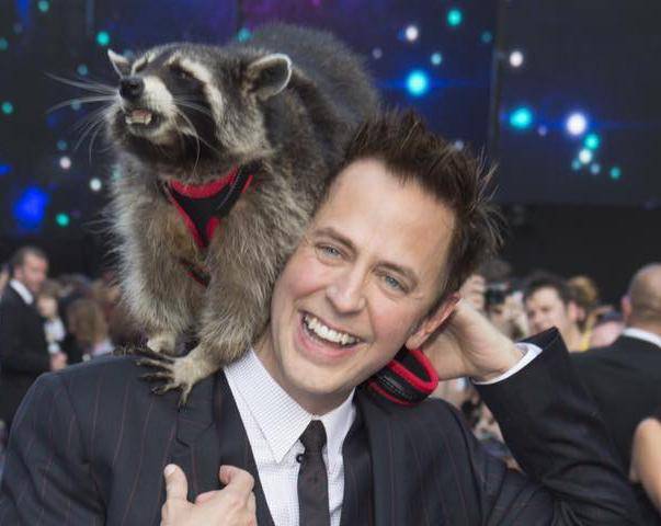 제임스 건 감독이 2017년 영화 '가디언즈 오브 갤럭시 Vol.2' 시사회에서 영화 속 주연으로 활약하는 '로켓 라쿤'의 모델 '오레오'와 함께 기념사진을 찍는 모습. 건 감독은 이후 '가디언즈 오브 갤럭시' 차기작에서 로켓 라쿤의 기원을 묘사하며 동물실험을 정면으로 비판하기도 했다. 가디언즈 오브 갤럭시 페이스북 팬 페이지