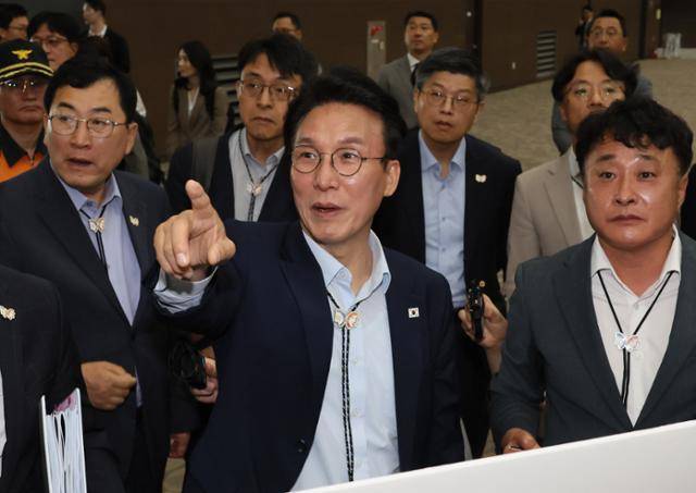 김민석 국무총리가 11일 경북 경주시 화백컨벤션센터(HICO)를 방문해 APEC 정상회의 준비 상황을 점검하고 있다. 연합뉴스