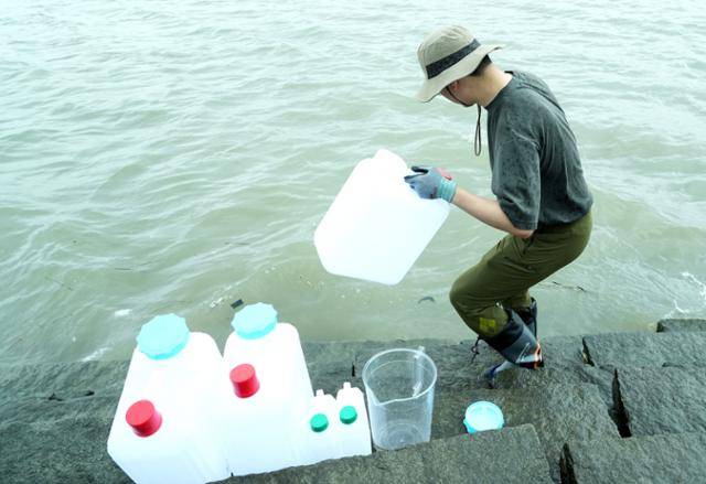 한국원자력안전기술원 관계자가 지난 4일 인천 강화군에서 북한 방사성 폐수 방류 의혹과 관련한 정밀 조사를 위해 바닷물 시료 채취를 하고 있다. 원자력안전위원회 제공