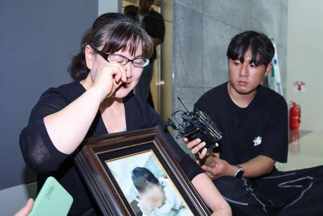 고 박주원양 어머니 이기철(왼쪽)씨가 2023년 6월 19일 서울 서초구 대한변호사협회 회관에서 권경애 변호사에 대한 영구 제명을 촉구하며 눈물을 흘리고 있다. 연합뉴스