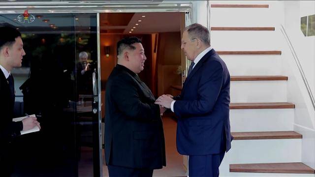 김정은 북한 국무위원장이 12일 북한 원산에서 세르게이 라브로프 러시아 외무장관을 접견했다고 13일 조선중앙TV가 보도했다. 조선중앙TV 캡처