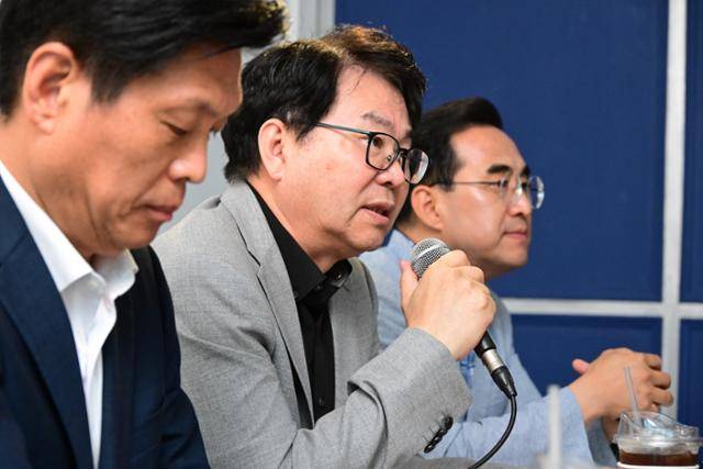 이한주 국정기획위원회 위원장이 13일 서울 종로구 정부서울청사 창성동 별관 인근 카페에서 열린 기자간담회에서 모두발언을 하고 있다. 뉴스1