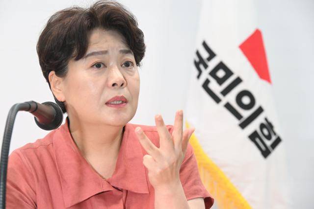 윤희숙 국민의힘 혁신위원장이 13일 서울 여의도 국민의힘 당사에서 기자간담회를 열고 인적쇄신안을 발표하고 있다. 고영권 기자