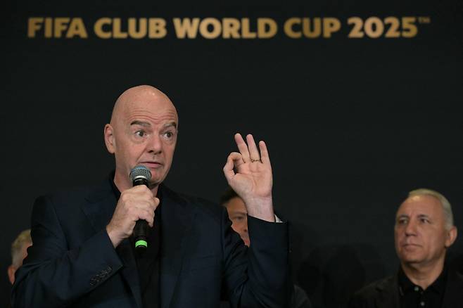 <yonhap photo-3897=""> FIFA President Gianni Infantino speaks during a press conference as former Bulgarian player Hristo Stoichkov listens at the Trump Tower in New York, on July 12, 2025, on the eve of the FIFA Club World Cup 2025 final football match between England's Chelsea and France's Paris Saint-Germain. (Photo by JUAN MABROMATA / AFP)/2025-07-12 23:35:52/ <저작권자 ⓒ 1980-2025 ㈜연합뉴스. 무단 전재 재배포 금지, AI 학습 및 활용 금지></yonhap>