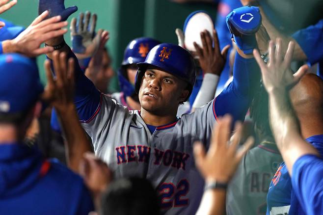 <yonhap photo-2734=""> KANSAS CITY, MISSOURI - JULY 11: Juan Soto #22 of the New York Mets is congratulated by teammates after scoring on a Mark Vientos three-run double in the eighth inning against the Kansas City Royals at Kauffman Stadium on July 11, 2025 in Kansas City, Missouri. Ed Zurga/Getty Images/AFP (Photo by Ed Zurga / GETTY IMAGES NORTH AMERICA / Getty Images via AFP)/2025-07-12 14:15:09/ <저작권자 ⓒ 1980-2025 ㈜연합뉴스. 무단 전재 재배포 금지, AI 학습 및 활용 금지></yonhap>