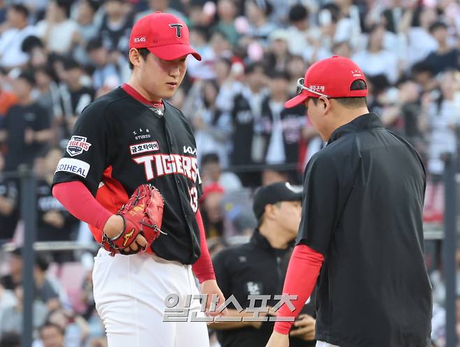 20일 오후 수원 KT위즈파크에서 열린 2025 프로야구 KIA와 KT 경기. KIA 선발 윤영철이 KT 강백호 타석 때 마운드에 올라온 정재훈 투수 코치와 얘기하고 있다. 수원=정시종 기자 /2025.05.20.