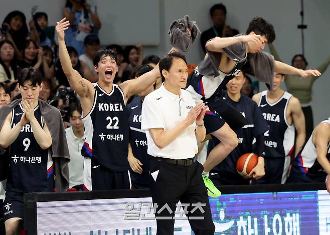 13일 오후 경기도 안양시 안양 정관장 아레나에서 열린 대한민국과 일본의 '하나은행 초청 2025 남자농구 국가대표 평가전' 2차전에서 후반 박지훈의 가로채기 득점 후 릴본이 작전타임을 요청하자 한국 선수들이 환호하고 있다. 안양=김민규 기자 mgkim1@edaily.co.kr /2025.07.13/