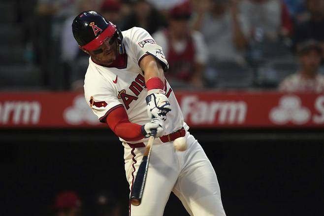 <yonhap photo-3758="">10일(한국시간) 애리조나전에서 투런 홈런을 때려내는 마이크 트라웃. [AP=연합뉴스]</yonhap>