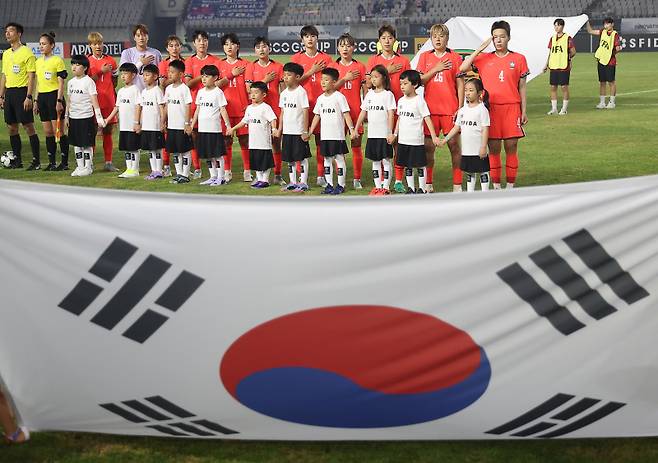 <yonhap photo-2685=""> 애국가 부르는 한국 선수들 (화성=연합뉴스) 김성민 기자 = 13일 경기도 화성종합경기타운 주경기장에서 열린 2025년 동아시아축구연맹(EAFF) E-1 챔피언십(동아시안컵) 여자부 대한민국과 일본의 경기. 한국 선수들이 애국가를 부르고 있다. 2025.7.13 ksm7976@yna.co.kr/2025-07-13 20:16:00/ <저작권자 ⓒ 1980-2025 ㈜연합뉴스. 무단 전재 재배포 금지, AI 학습 및 활용 금지></yonhap>