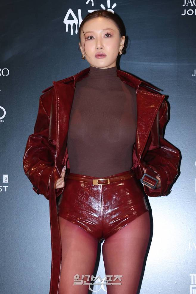 그룹 마마무 화사가 24일 오후 서울 용산구 한남동에서 열린 한 럭셔리 워치 & 주얼리 브랜드 포토월 행사에 참석해 포즈를 취하고 있다. 서병수 기자 qudtn@edaily.co.kr /2025.02.24/