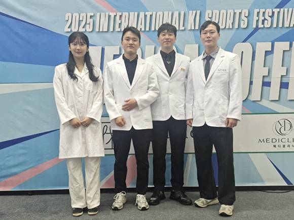 12일 부산 벡스코에서 열린 키스포츠페스티벌의 후원사로 참여한 메디클리닉 소속 한의사들이 기념촬영을 하고 있다. [사진=박채오 기자]