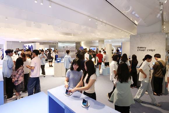 서울 영등포구 더현대 서울에 오픈한 '갤럭시 스튜디오' 전경 [사진=삼성전자]