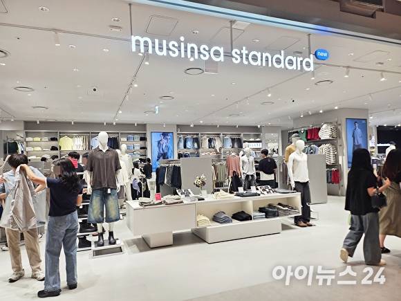 커넥트현대 청주 2층에 있는 무신사 스탠다드. 주된 소비층인 젊은 고객들이 옷을 고르고 있다. [사진=표윤지 기자]