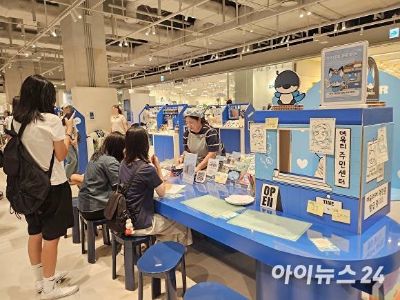 청주시 청년협동조합 ‘여유리에’가 운영하는 키링과 머그컵 제작 체험 모습. [사진=표윤지 기자 ]