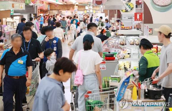 서울의 한 대형마트에서 시민들이 장을 보고 있다. [사진=연합뉴스]