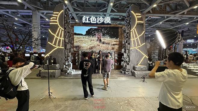 ▲ 그 안쪽으로 조금 들어가면 바로 보이는 붉은사막 부스