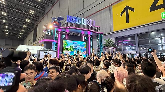 ▲ 화끈한 여름 컨셉의 브라운더스트2, 코스어 사진 찍으려는 인파가 이렇게 많을 줄은 ㄷㄷ