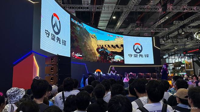 ▲ 스트리머 친선전 매칭이 한창인 오버워치 부스