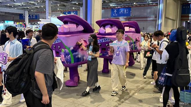 ▲ 인형탈 행진이 명물이긴 하지만 설마 껌 인형탈이 나올 줄은?