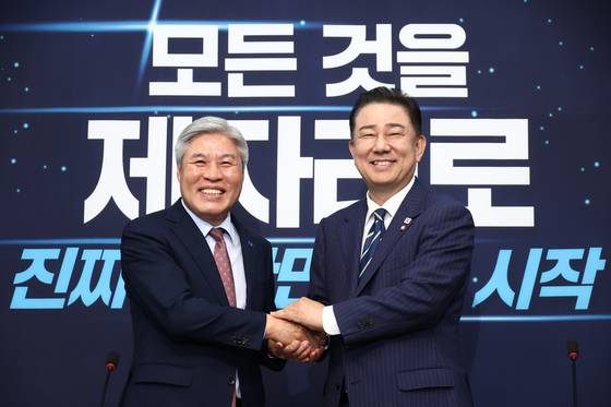 김병기 더불어민주당 대표 직무대행 겸 원내대표가 17일 오후 서울 여의도 국회에서 서왕진 조국혁신당 원내대표를 예방하며 기념촬영을 하고 있다. 뉴스1