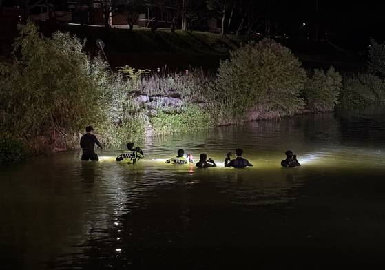 지난달 30일 충북 보은군 보은읍 하천에서 다슬기를 잡다 실종된 주민을 찾기위해 구조당국이 하천을 수색하고 있다. 연합뉴스