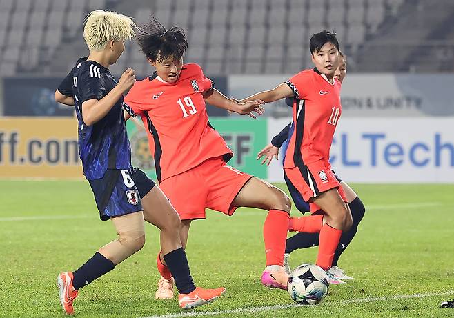 일본을 상대로 동점골을 뽑아낸 한국여자축구대표팀 정다빈(가운데). [뉴스1]