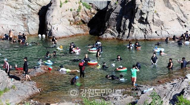 ▲ 연일 폭염이 이어지고 있는 가운데 지난 12일 인제군 북면 용대리 백담계곡 일원에서 무더위를 피해 방문한 관광객들이 시원한 피서를 즐기고 있다.