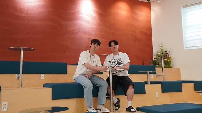 최상규(왼쪽), 신호영 프로가 아이디어 회의 중 미소를 띠고 있다. 수원=윤현주 기자