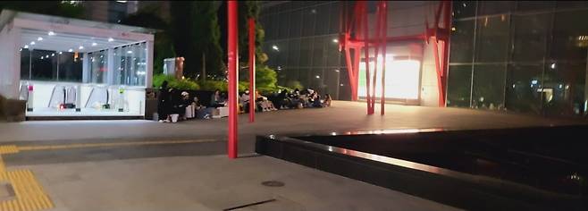 지난 2023년 5월 11일 오전 3시 44분경 서울 여의도 더 현대에서 데못죽 팝업스토어를 진행할 당시 백화점 앞에 오픈런이 형성됐다. 사진=X 계정 갈무리