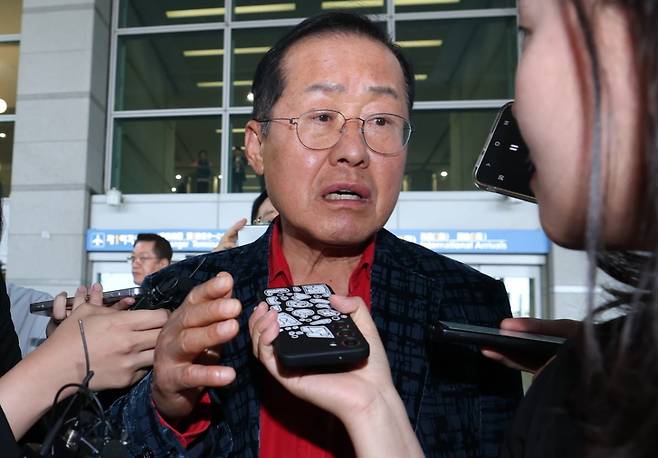 국민의힘 대선 경선에서 탈락한 뒤 정계 은퇴를 선언하고 하와이로 떠났던 홍준표 전 대구시장이 17일 인천국제공항을 통해 귀국해 인터뷰를 하고  있다. /사진=뉴스1