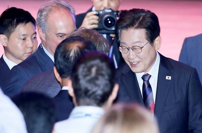 이재명 대통령이 13일 서울 강남구 코엑스에서 열린 2025 세계정치학회(IPSA) 서울총회 개막식에서 연설을 마친 뒤 참석자와 인사하고 있다. /사진=연합뉴스