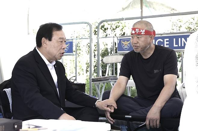 최민호 세종시장(왼쪽)과 윤병철 해양수산부 노조위원장이 지난 12일 국회 정문 앞 해수부 이전 반대 단식농성 현장에서 얘기를 나누고 있다. 세종시 제공