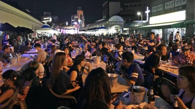 전주시 모래내시장에서 열린 ‘모래내시장 치맥가맥 페스티벌’에서 시민과 관광객들이 치맥을 즐기고 있다. 전주시 제공