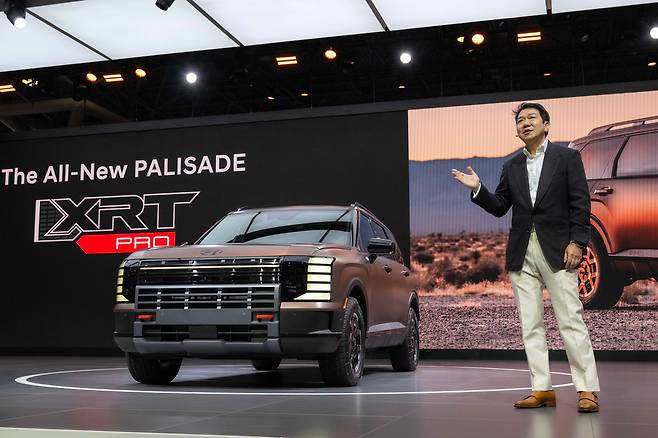 현대차그룹이 지난 4월 16일(현지시간) 미국 뉴욕 제이콥 재비츠 컨벤션 센터에서 열린 ‘2025 뉴욕 국제 오토쇼’에서 ‘디 올 뉴 팰리세이드(The all-new Palisade)’를 북미 시장에 최초로 선보였다. 이상엽 현대제네시스글로벌디자인담당 부사장이 오프로드 특화 XRT Pro 트림을 소개하고 있다. 팰리세이드와 팰리세이드 XRT Pro는 올해 하반기 북미 시장에 출시될 예정이다. 현대차그룹 제공