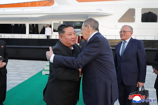 북한 김정은 국무위원장(왼쪽)이 지난 12일 세르게이 라브로프 러시아 외무장관을 접견했다고 조선중앙통신이 13일 보도했다. 평양 조선중앙통신=연합뉴스