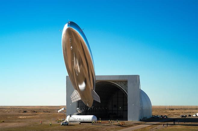 일본 소프트뱅크가 내년부터 운영할 공중 통신탑 기능의 비행선. 스카이 제공