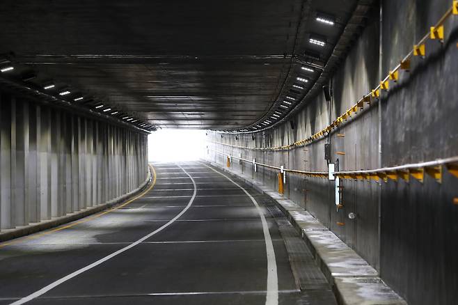 ‘오송참사’가 발생한 충북 청주시 흥덕구 오송읍 궁평2지하차도에 대피용 손잡이가 설치되어 있다. 정지윤 선임기자