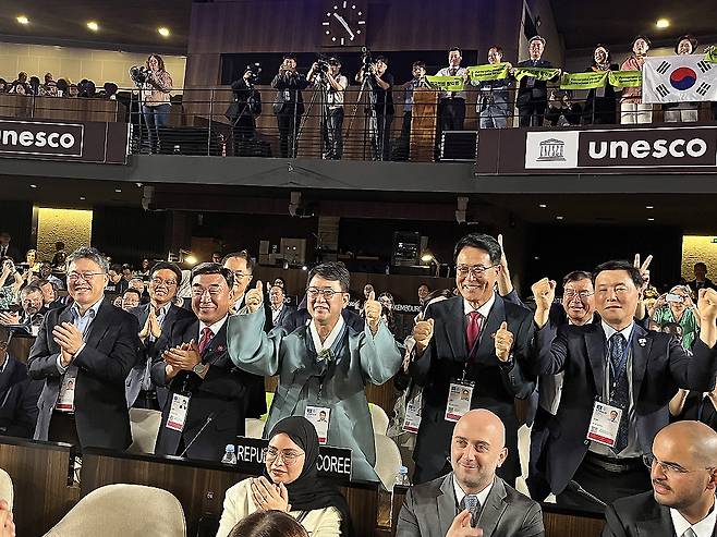 Attendees, including Korea Heritage Service Administrator Choi Eung-Chon, at the 47th session of the Unewsco World Heritage Committee in Paris on July 12, clap as “Petroglyphs along the Bangucheon Stream” is declared a World Heritage site. [MINISTRY OF FOREIGN AFFAIRS]