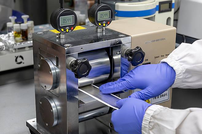 전사 인쇄 장비로 리튬 전극과 보호막을 눌러 결합하는 모습. 한국화학연구원