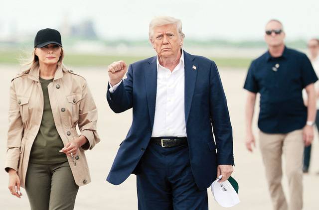 도널드 트럼프 미국 대통령과 부인 멜라니아 여사가 11일(현지시간) 텍사스주 샌안토니오의 랙랜드 공군기지에 도착하고 있다. 이날 트럼프 대통령은 텍사스주 홍수 참사 현장을 둘러보고 피해 주민들을 위로했다. AFP연합뉴스