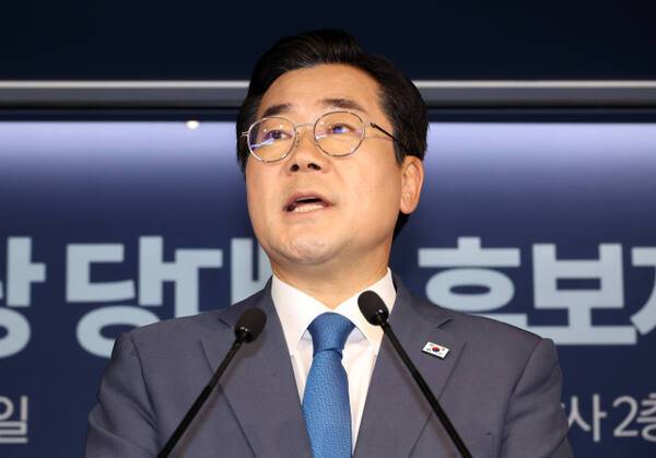 더불어민주당 대표 선거에 출마한 박찬대 의원이 지난 10일 서울 여의도 중앙당사에서 후보 등록을 한 뒤 기자회견을 하고 있다. 연합뉴스